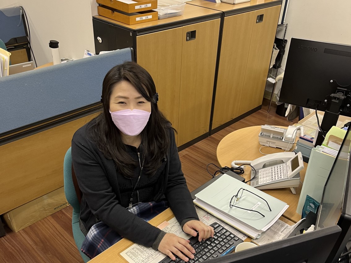 取材をお受けくださった多摩リハビリテーション学院専門学校の師岡様｜別アングル